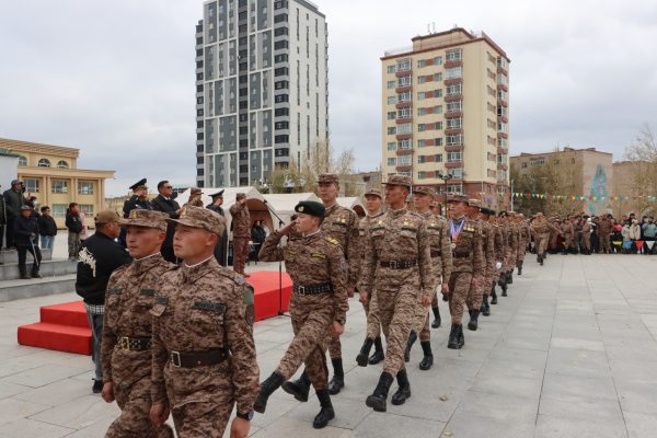 Цэргийн албанаас халагдсан цэрэг эрсийг угтан авлаа