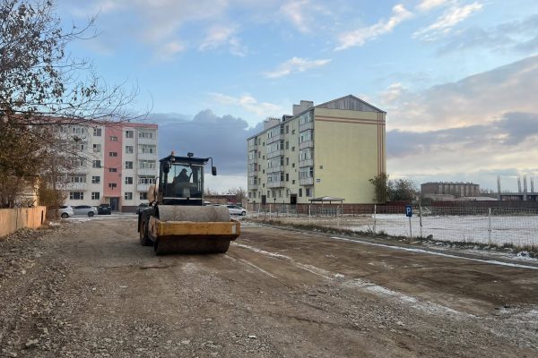 Хороолол дундах эвдрэлтэй замуудыг засаж байна