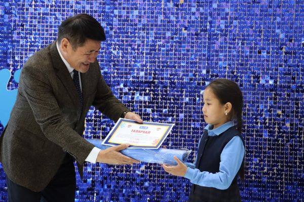 Хүүхдийн ертөнц гар зургийн уралдааны шилдгүүдийг тодруулах ёслол