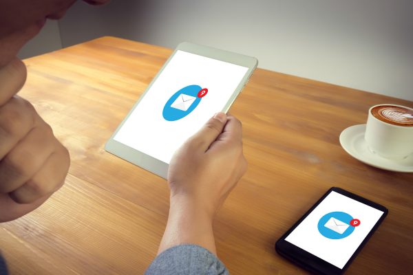 Огт танихгүй хүнд банкны дансны эрхээ өгчихдөг…