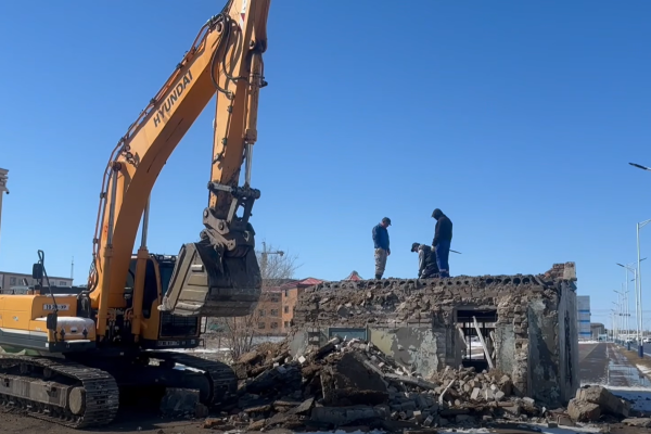 Нутгийн удирдлагын ордны хойно байрлах объектыг буулгалаа